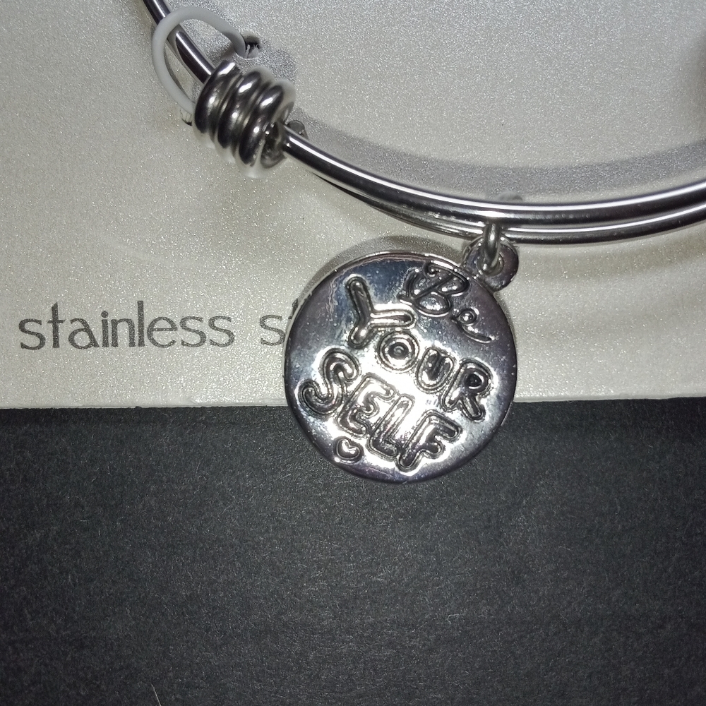 New shine bracelet by foot notes. 3 charms. Silver tone. - Picture 5 of 5